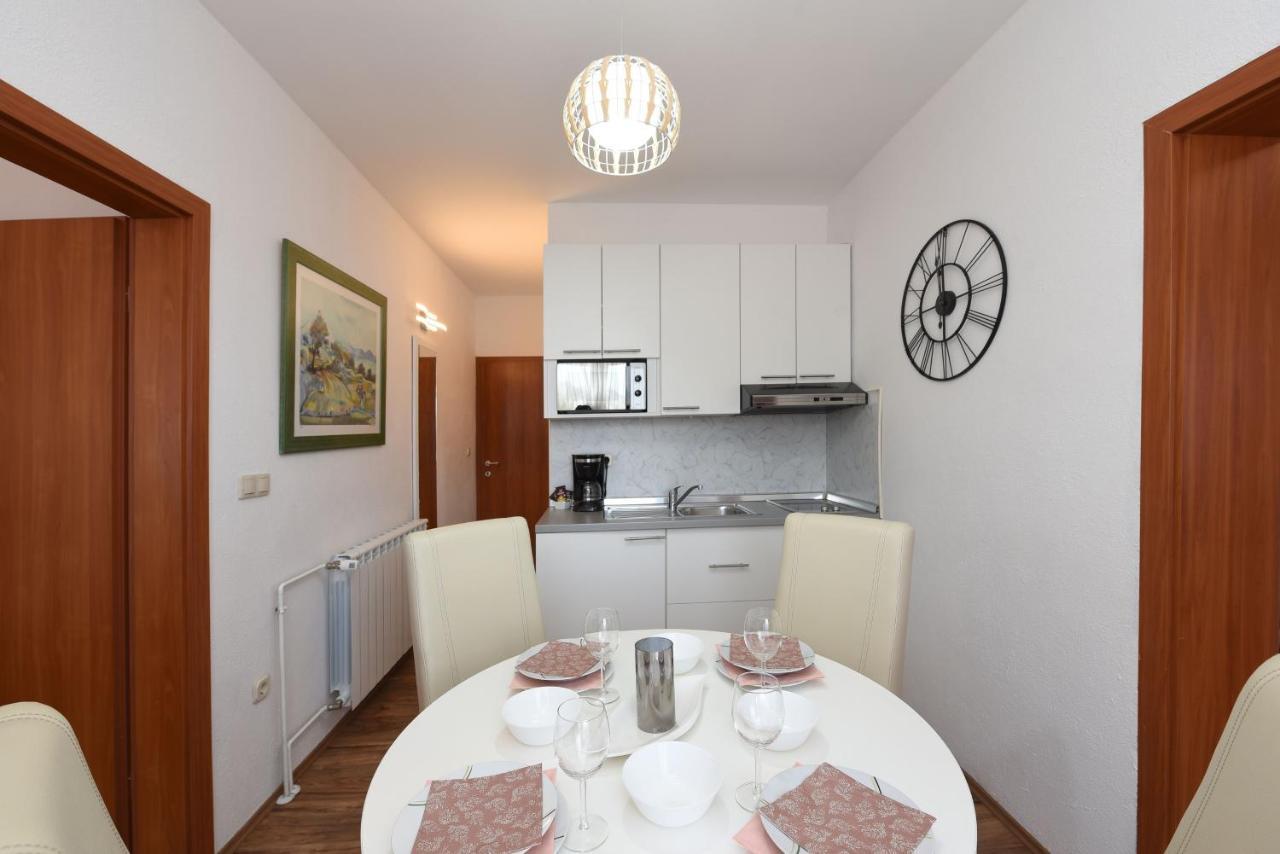 Apartments By The Sea Starigrad, Paklenica - 16421 Exterior foto